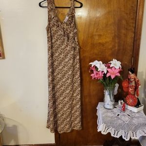 FREE WITH 15 + purchase beautiful  preloved sleeveless dress 👗 flowing v neck